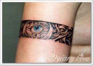 Z jednej strony lekkie i subtelne, z drugiej - wyraziste i bardzo wyeksponowane. Tatuaże w formacie opasek sugerowane są tam, gdzie można ją efektownie zamknąć na ciele. To przeguby, ramiona, uda; zdarzają się jednak również opcje nietypowe. 