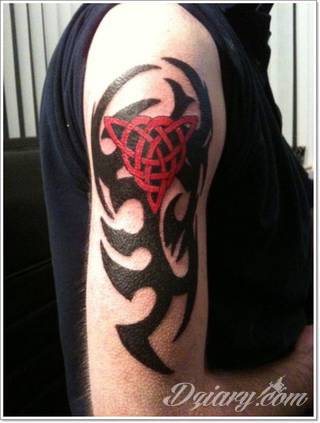 Z jednej strony lekkie i subtelne, z drugiej - wyraziste i bardzo wyeksponowane. Tatuaże w formacie opasek sugerowane są tam, gdzie można ją efektownie zamknąć na ciele. To przeguby, ramiona, uda; zdarzają się jednak również opcje nietypowe. 