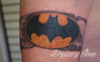 Z jednej strony lekkie i subtelne, z drugiej - wyraziste i bardzo wyeksponowane. Tatuaże w formacie opasek sugerowane są tam, gdzie można ją efektownie zamknąć na ciele. To przeguby, ramiona, uda; zdarzają się jednak również opcje nietypowe. 