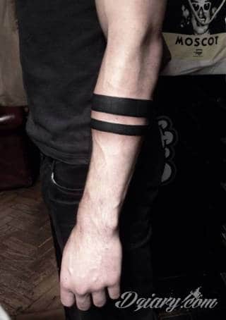 Z jednej strony lekkie i subtelne, z drugiej - wyraziste i bardzo wyeksponowane. Tatuaże w formacie opasek sugerowane są tam, gdzie można ją efektownie zamknąć na ciele. To przeguby, ramiona, uda; zdarzają się jednak również opcje nietypowe. 