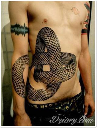 Z jednej strony lekkie i subtelne, z drugiej - wyraziste i bardzo wyeksponowane. Tatuaże w formacie opasek sugerowane są tam, gdzie można ją efektownie zamknąć na ciele. To przeguby, ramiona, uda; zdarzają się jednak również opcje nietypowe. 