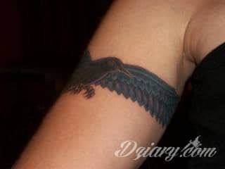 Z jednej strony lekkie i subtelne, z drugiej - wyraziste i bardzo wyeksponowane. Tatuaże w formacie opasek sugerowane są tam, gdzie można ją efektownie zamknąć na ciele. To przeguby, ramiona, uda; zdarzają się jednak również opcje nietypowe. 