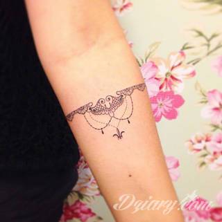 Z jednej strony lekkie i subtelne, z drugiej - wyraziste i bardzo wyeksponowane. Tatuaże w formacie opasek sugerowane są tam, gdzie można ją efektownie zamknąć na ciele. To przeguby, ramiona, uda; zdarzają się jednak również opcje nietypowe. 