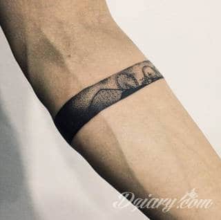 Z jednej strony lekkie i subtelne, z drugiej - wyraziste i bardzo wyeksponowane. Tatuaże w formacie opasek sugerowane są tam, gdzie można ją efektownie zamknąć na ciele. To przeguby, ramiona, uda; zdarzają się jednak również opcje nietypowe. 