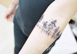 Z jednej strony lekkie i subtelne, z drugiej - wyraziste i bardzo wyeksponowane. Tatuaże w formacie opasek sugerowane są tam, gdzie można ją efektownie zamknąć na ciele. To przeguby, ramiona, uda; zdarzają się jednak również opcje nietypowe. 