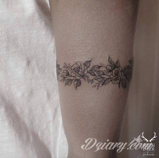 Z jednej strony lekkie i subtelne, z drugiej - wyraziste i bardzo wyeksponowane. Tatuaże w formacie opasek sugerowane są tam, gdzie można ją efektownie zamknąć na ciele. To przeguby, ramiona, uda; zdarzają się jednak również opcje nietypowe. 