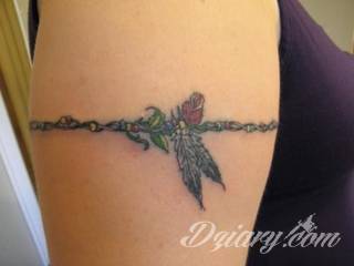 Z jednej strony lekkie i subtelne, z drugiej - wyraziste i bardzo wyeksponowane. Tatuaże w formacie opasek sugerowane są tam, gdzie można ją efektownie zamknąć na ciele. To przeguby, ramiona, uda; zdarzają się jednak również opcje nietypowe. 