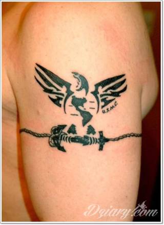 Z jednej strony lekkie i subtelne, z drugiej - wyraziste i bardzo wyeksponowane. Tatuaże w formacie opasek sugerowane są tam, gdzie można ją efektownie zamknąć na ciele. To przeguby, ramiona, uda; zdarzają się jednak również opcje nietypowe. 