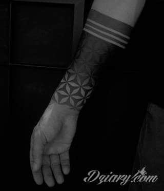 Z jednej strony lekkie i subtelne, z drugiej - wyraziste i bardzo wyeksponowane. Tatuaże w formacie opasek sugerowane są tam, gdzie można ją efektownie zamknąć na ciele. To przeguby, ramiona, uda; zdarzają się jednak również opcje nietypowe. 