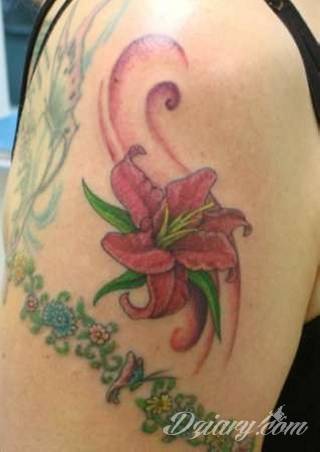 Z jednej strony lekkie i subtelne, z drugiej - wyraziste i bardzo wyeksponowane. Tatuaże w formacie opasek sugerowane są tam, gdzie można ją efektownie zamknąć na ciele. To przeguby, ramiona, uda; zdarzają się jednak również opcje nietypowe. 