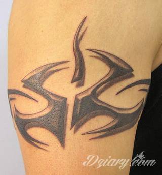 Z jednej strony lekkie i subtelne, z drugiej - wyraziste i bardzo wyeksponowane. Tatuaże w formacie opasek sugerowane są tam, gdzie można ją efektownie zamknąć na ciele. To przeguby, ramiona, uda; zdarzają się jednak również opcje nietypowe. 