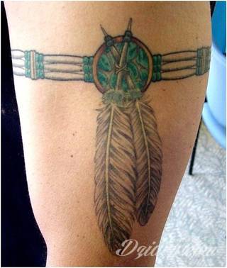 Z jednej strony lekkie i subtelne, z drugiej - wyraziste i bardzo wyeksponowane. Tatuaże w formacie opasek sugerowane są tam, gdzie można ją efektownie zamknąć na ciele. To przeguby, ramiona, uda; zdarzają się jednak również opcje nietypowe. 