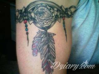 Z jednej strony lekkie i subtelne, z drugiej - wyraziste i bardzo wyeksponowane. Tatuaże w formacie opasek sugerowane są tam, gdzie można ją efektownie zamknąć na ciele. To przeguby, ramiona, uda; zdarzają się jednak również opcje nietypowe. 