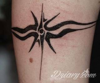 Z jednej strony lekkie i subtelne, z drugiej - wyraziste i bardzo wyeksponowane. Tatuaże w formacie opasek sugerowane są tam, gdzie można ją efektownie zamknąć na ciele. To przeguby, ramiona, uda; zdarzają się jednak również opcje nietypowe. 