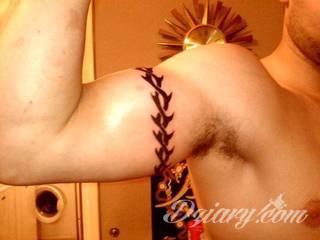 Z jednej strony lekkie i subtelne, z drugiej - wyraziste i bardzo wyeksponowane. Tatuaże w formacie opasek sugerowane są tam, gdzie można ją efektownie zamknąć na ciele. To przeguby, ramiona, uda; zdarzają się jednak również opcje nietypowe. 