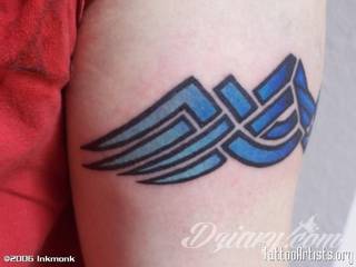 Z jednej strony lekkie i subtelne, z drugiej - wyraziste i bardzo wyeksponowane. Tatuaże w formacie opasek sugerowane są tam, gdzie można ją efektownie zamknąć na ciele. To przeguby, ramiona, uda; zdarzają się jednak również opcje nietypowe. 