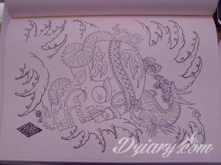 Oryginalne tatuaże orientalne zwracają uwagę drobiazgowością wykonania. Szerokie możliwości zastosowania pozwalają na ich wyeksponowanie w dowolnym miejscu ciała. Orientalny klimat powstaje w ten sposób zarówno na kostkach jak i np. pod biustem. 