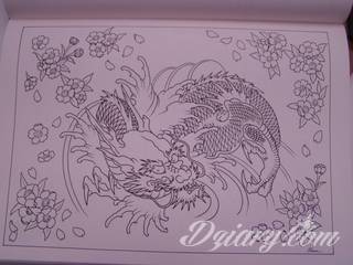 Oryginalne tatuaże orientalne zwracają uwagę drobiazgowością wykonania. Szerokie możliwości zastosowania pozwalają na ich wyeksponowanie w dowolnym miejscu ciała. Orientalny klimat powstaje w ten sposób zarówno na kostkach jak i np. pod biustem. 