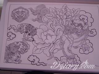 Oryginalne tatuaże orientalne zwracają uwagę drobiazgowością wykonania. Szerokie możliwości zastosowania pozwalają na ich wyeksponowanie w dowolnym miejscu ciała. Orientalny klimat powstaje w ten sposób zarówno na kostkach jak i np. pod biustem. 