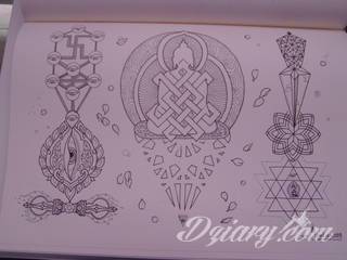 Oryginalne tatuaże orientalne zwracają uwagę drobiazgowością wykonania. Szerokie możliwości zastosowania pozwalają na ich wyeksponowanie w dowolnym miejscu ciała. Orientalny klimat powstaje w ten sposób zarówno na kostkach jak i np. pod biustem. 