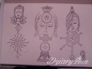 Oryginalne tatuaże orientalne zwracają uwagę drobiazgowością wykonania. Szerokie możliwości zastosowania pozwalają na ich wyeksponowanie w dowolnym miejscu ciała. Orientalny klimat powstaje w ten sposób zarówno na kostkach jak i np. pod biustem. 