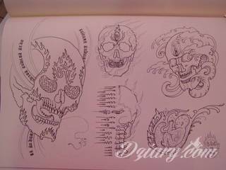 Oryginalne tatuaże orientalne zwracają uwagę drobiazgowością wykonania. Szerokie możliwości zastosowania pozwalają na ich wyeksponowanie w dowolnym miejscu ciała. Orientalny klimat powstaje w ten sposób zarówno na kostkach jak i np. pod biustem. 