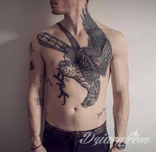 Klasyka tatuaży - szczególnie w męskim wydaniu. Orzeł, symbol wolności - ale też niekiedy patriotyzmu - to stały, chętnie wybierany wzór na tatuaż. Zazwyczaj przybiera formę silnego ptaka o rozpostartych szeroko skrzydłach. 