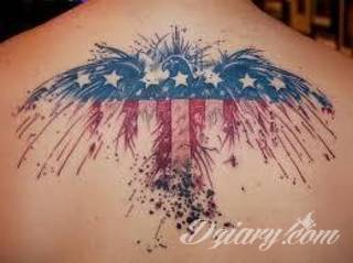Klasyka tatuaży - szczególnie w męskim wydaniu. Orzeł, symbol wolności - ale też niekiedy patriotyzmu - to stały, chętnie wybierany wzór na tatuaż. Zazwyczaj przybiera formę silnego ptaka o rozpostartych szeroko skrzydłach. 
