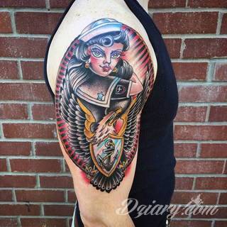 Klasyka tatuaży - szczególnie w męskim wydaniu. Orzeł, symbol wolności - ale też niekiedy patriotyzmu - to stały, chętnie wybierany wzór na tatuaż. Zazwyczaj przybiera formę silnego ptaka o rozpostartych szeroko skrzydłach. 