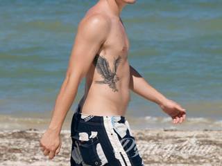 Klasyka tatuaży - szczególnie w męskim wydaniu. Orzeł, symbol wolności - ale też niekiedy patriotyzmu - to stały, chętnie wybierany wzór na tatuaż. Zazwyczaj przybiera formę silnego ptaka o rozpostartych szeroko skrzydłach. 