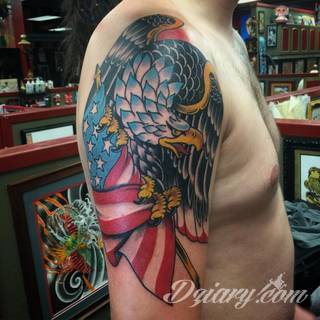 Klasyka tatuaży - szczególnie w męskim wydaniu. Orzeł, symbol wolności - ale też niekiedy patriotyzmu - to stały, chętnie wybierany wzór na tatuaż. Zazwyczaj przybiera formę silnego ptaka o rozpostartych szeroko skrzydłach. 