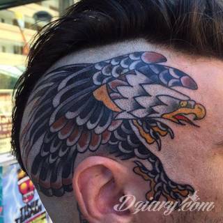 Klasyka tatuaży - szczególnie w męskim wydaniu. Orzeł, symbol wolności - ale też niekiedy patriotyzmu - to stały, chętnie wybierany wzór na tatuaż. Zazwyczaj przybiera formę silnego ptaka o rozpostartych szeroko skrzydłach. 