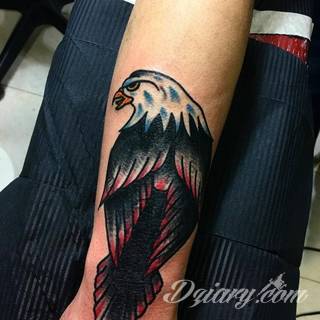 Klasyka tatuaży - szczególnie w męskim wydaniu. Orzeł, symbol wolności - ale też niekiedy patriotyzmu - to stały, chętnie wybierany wzór na tatuaż. Zazwyczaj przybiera formę silnego ptaka o rozpostartych szeroko skrzydłach. 