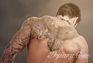 Klasyka tatuaży - szczególnie w męskim wydaniu. Orzeł, symbol wolności - ale też niekiedy patriotyzmu - to stały, chętnie wybierany wzór na tatuaż. Zazwyczaj przybiera formę silnego ptaka o rozpostartych szeroko skrzydłach. 