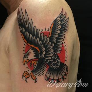 Klasyka tatuaży - szczególnie w męskim wydaniu. Orzeł, symbol wolności - ale też niekiedy patriotyzmu - to stały, chętnie wybierany wzór na tatuaż. Zazwyczaj przybiera formę silnego ptaka o rozpostartych szeroko skrzydłach. 