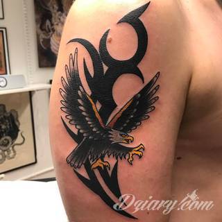 Klasyka tatuaży - szczególnie w męskim wydaniu. Orzeł, symbol wolności - ale też niekiedy patriotyzmu - to stały, chętnie wybierany wzór na tatuaż. Zazwyczaj przybiera formę silnego ptaka o rozpostartych szeroko skrzydłach. 