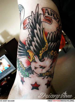 Klasyka tatuaży - szczególnie w męskim wydaniu. Orzeł, symbol wolności - ale też niekiedy patriotyzmu - to stały, chętnie wybierany wzór na tatuaż. Zazwyczaj przybiera formę silnego ptaka o rozpostartych szeroko skrzydłach. 