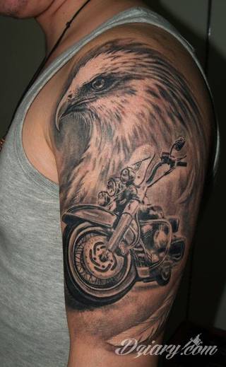 Klasyka tatuaży - szczególnie w męskim wydaniu. Orzeł, symbol wolności - ale też niekiedy patriotyzmu - to stały, chętnie wybierany wzór na tatuaż. Zazwyczaj przybiera formę silnego ptaka o rozpostartych szeroko skrzydłach. 