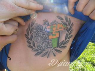 Klasyka tatuaży - szczególnie w męskim wydaniu. Orzeł, symbol wolności - ale też niekiedy patriotyzmu - to stały, chętnie wybierany wzór na tatuaż. Zazwyczaj przybiera formę silnego ptaka o rozpostartych szeroko skrzydłach. 