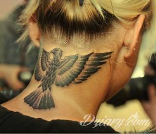 Klasyka tatuaży - szczególnie w męskim wydaniu. Orzeł, symbol wolności - ale też niekiedy patriotyzmu - to stały, chętnie wybierany wzór na tatuaż. Zazwyczaj przybiera formę silnego ptaka o rozpostartych szeroko skrzydłach. 