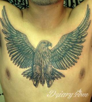 Klasyka tatuaży - szczególnie w męskim wydaniu. Orzeł, symbol wolności - ale też niekiedy patriotyzmu - to stały, chętnie wybierany wzór na tatuaż. Zazwyczaj przybiera formę silnego ptaka o rozpostartych szeroko skrzydłach. 