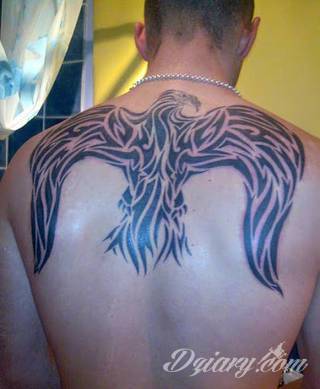 Klasyka tatuaży - szczególnie w męskim wydaniu. Orzeł, symbol wolności - ale też niekiedy patriotyzmu - to stały, chętnie wybierany wzór na tatuaż. Zazwyczaj przybiera formę silnego ptaka o rozpostartych szeroko skrzydłach. 