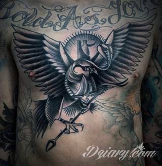 Klasyka tatuaży - szczególnie w męskim wydaniu. Orzeł, symbol wolności - ale też niekiedy patriotyzmu - to stały, chętnie wybierany wzór na tatuaż. Zazwyczaj przybiera formę silnego ptaka o rozpostartych szeroko skrzydłach. 