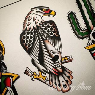 Klasyka tatuaży - szczególnie w męskim wydaniu. Orzeł, symbol wolności - ale też niekiedy patriotyzmu - to stały, chętnie wybierany wzór na tatuaż. Zazwyczaj przybiera formę silnego ptaka o rozpostartych szeroko skrzydłach. 