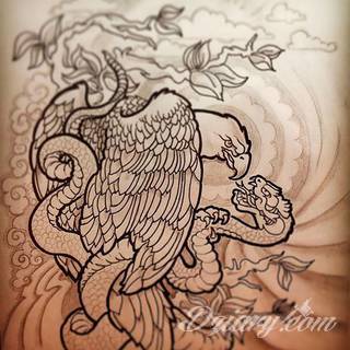 Klasyka tatuaży - szczególnie w męskim wydaniu. Orzeł, symbol wolności - ale też niekiedy patriotyzmu - to stały, chętnie wybierany wzór na tatuaż. Zazwyczaj przybiera formę silnego ptaka o rozpostartych szeroko skrzydłach. 