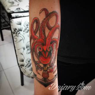 Tatuaż nie tylko dla miłośników morza i marynistyki. Ośmiornice na tatuażach przyjmują nadzwyczaj fantazyjne kształty, które zaskakują różnorodnością, a swoimi mackami ciekawie oplatają poszczególne fragmenty ludzkiego ciała. 