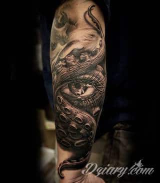 Tatuaż nie tylko dla miłośników morza i marynistyki. Ośmiornice na tatuażach przyjmują nadzwyczaj fantazyjne kształty, które zaskakują różnorodnością, a swoimi mackami ciekawie oplatają poszczególne fragmenty ludzkiego ciała. 