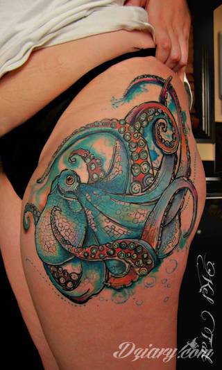 Tatuaż nie tylko dla miłośników morza i marynistyki. Ośmiornice na tatuażach przyjmują nadzwyczaj fantazyjne kształty, które zaskakują różnorodnością, a swoimi mackami ciekawie oplatają poszczególne fragmenty ludzkiego ciała. 