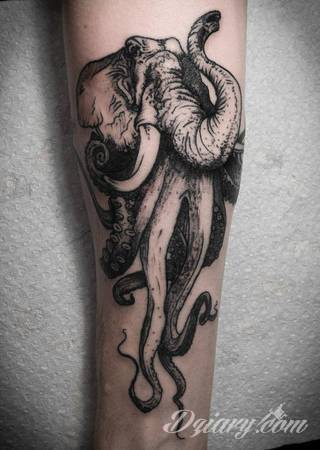 Tatuaż nie tylko dla miłośników morza i marynistyki. Ośmiornice na tatuażach przyjmują nadzwyczaj fantazyjne kształty, które zaskakują różnorodnością, a swoimi mackami ciekawie oplatają poszczególne fragmenty ludzkiego ciała. 