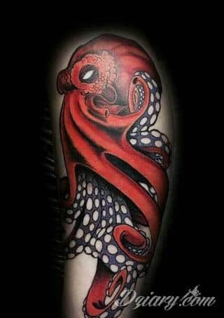 Tatuaż nie tylko dla miłośników morza i marynistyki. Ośmiornice na tatuażach przyjmują nadzwyczaj fantazyjne kształty, które zaskakują różnorodnością, a swoimi mackami ciekawie oplatają poszczególne fragmenty ludzkiego ciała. 